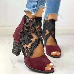 NWOT Cranberry color open toe bootie heels w lace 10